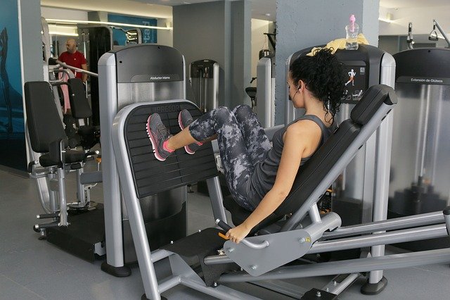 マシンで足のトレーニングをする女性