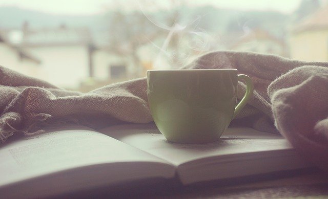 朝方の本とコーヒーカップ