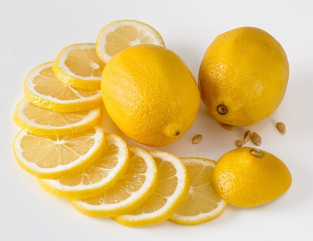 輪切りにされたレモンと真ん丸のレモン