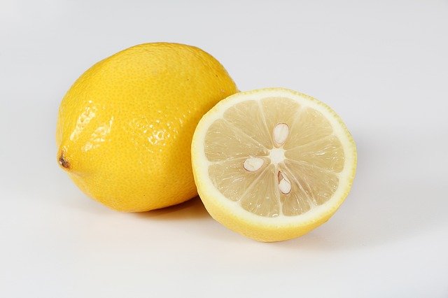 まんまるのレモンと輪切りにされたレモン