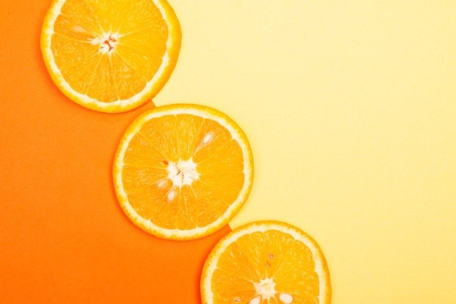 オレンジ色と黄色の境界線に置かれたオレンジ