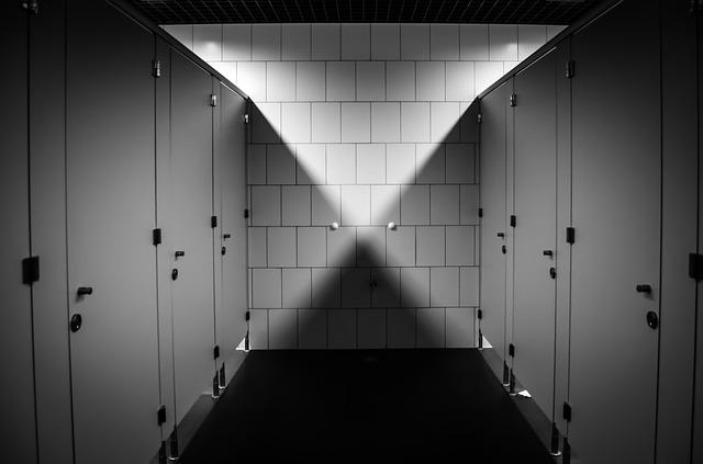 公共トイレのモノクロ写真