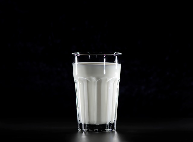 黒い背景にガラスのコップに入った牛乳